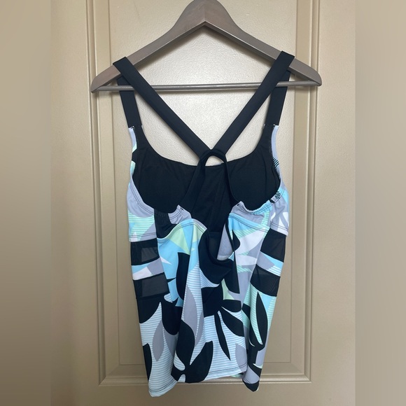 Nike 2 piece Swim suit - Picture 2 of 12